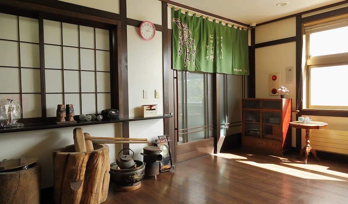 和の家具が置かれた共用部