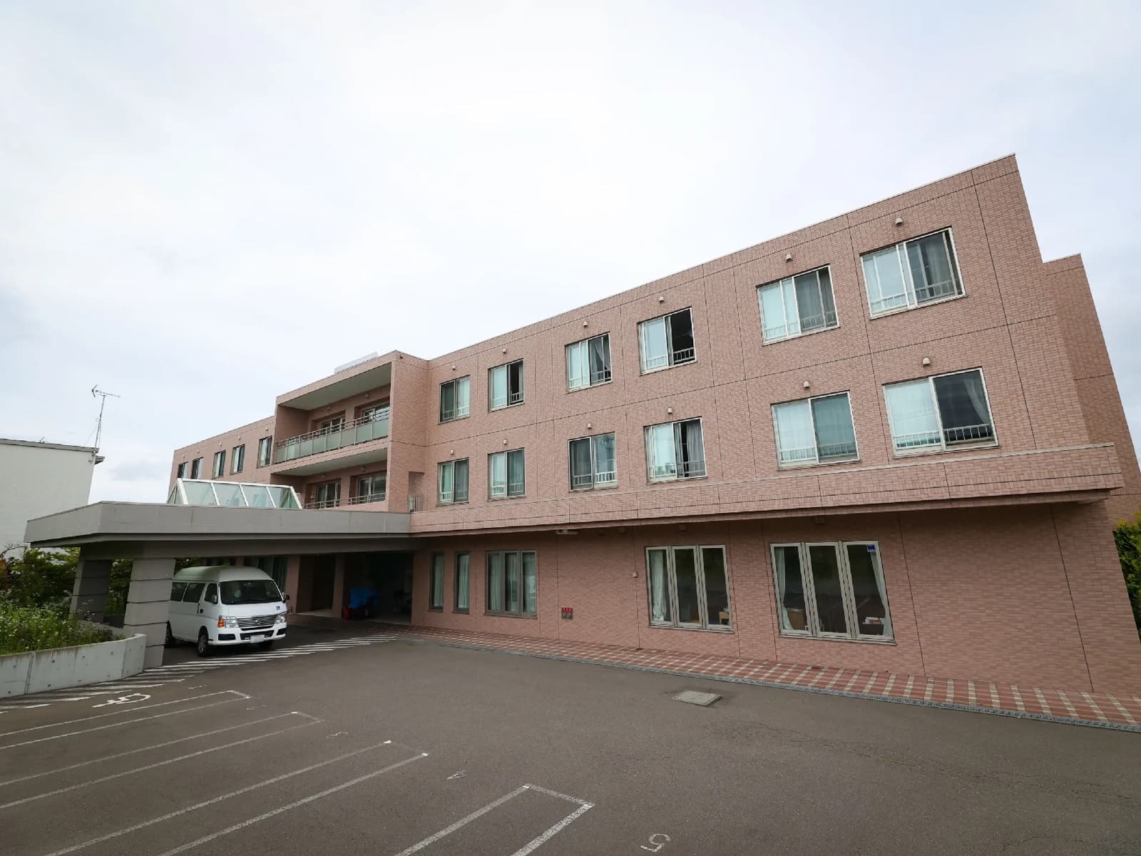 ブライトネス平岡