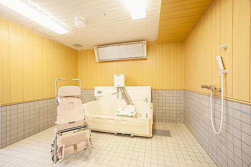寝たままでも入れる浴室