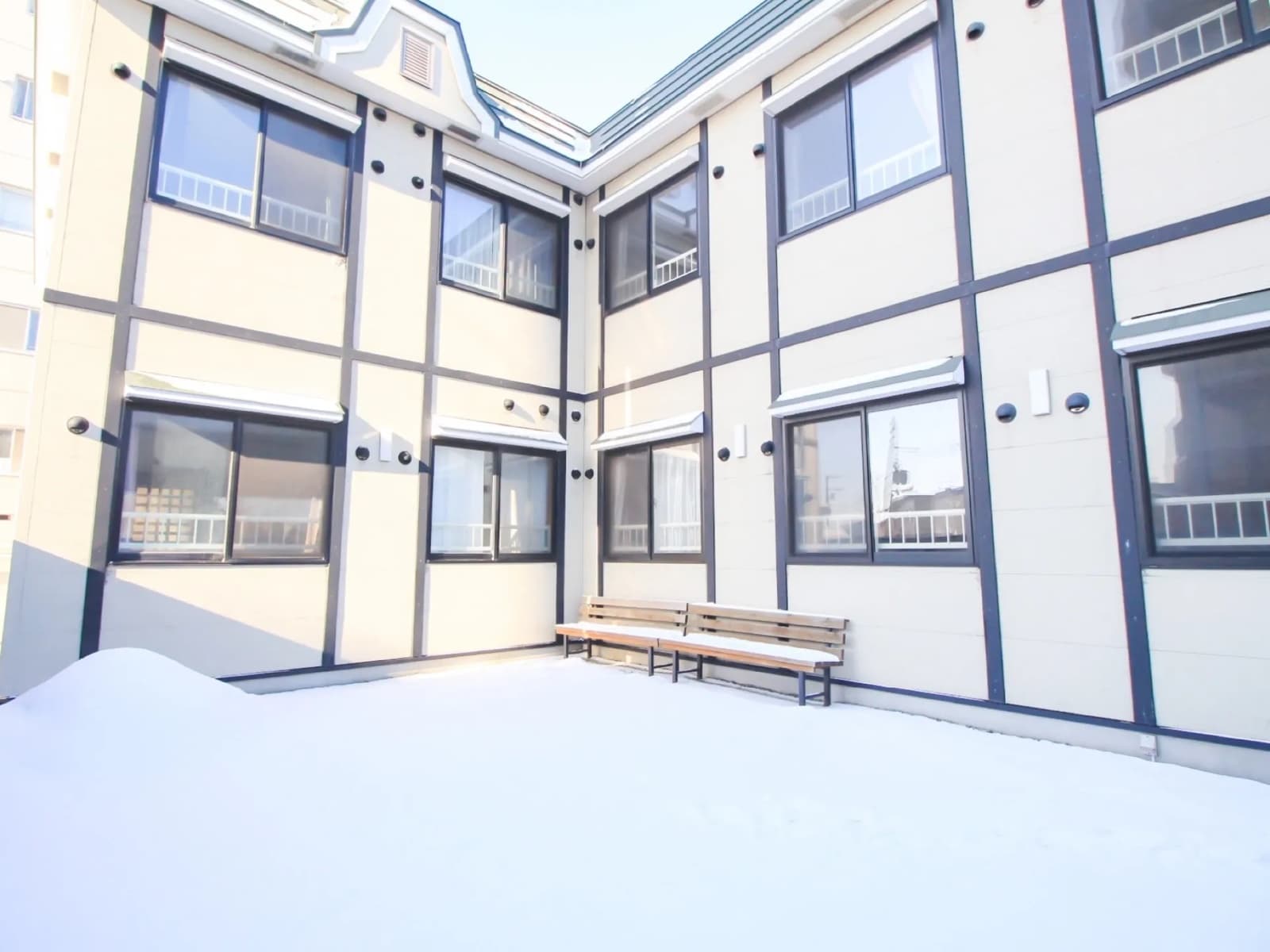 建物に囲まれた中庭
